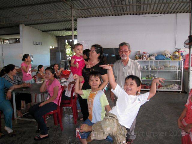 0052 bij de familie van Pr. Hung.JPG